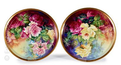 LIMOGES Paire de grands plats décoratifs en porcelaine peinte à décor de roses, cernées...