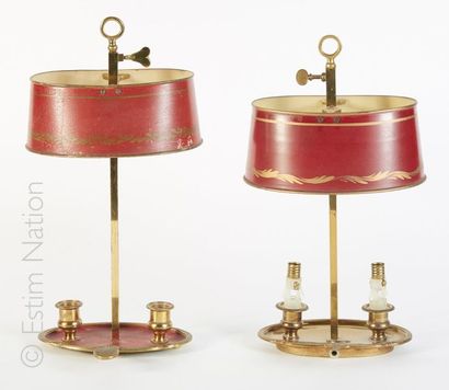 LAMPES Deux lampes bouillotte en métal doré, l'abat-jour (réglable) en tôle laquée...