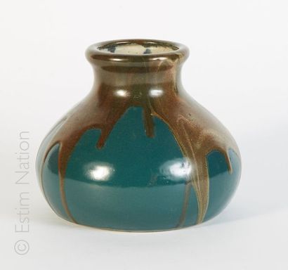 POINTU Jean (1843-1925) Vase en grès émaillé à décor de coulures brunes


Signé sous...