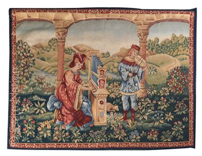 TAPISSERIE Tapisserie en laine à décor médiéval d'un couple musicien sur fond de...