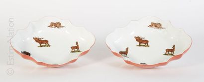 NINA RICCI & LIMOGES Paire de présentoirs de forme mouvementée en porcelaine à décor...