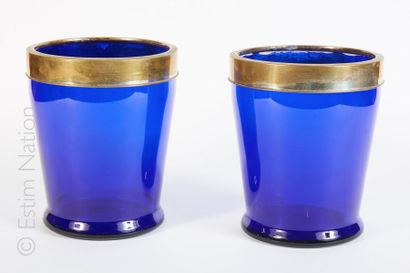 Paire de vases Paire de larges vases en verre bleu, le bord cerné de métal laiton...