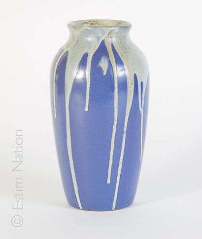 POINTU Jean (1843-1925) Vase à fond bleu à décor de coulures claires


Signé sous...