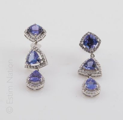 BOUCLES D'OREILLES TANZANITES DIAMANTS Paire de pendants d'oreilles en or 18K (750/°°)...