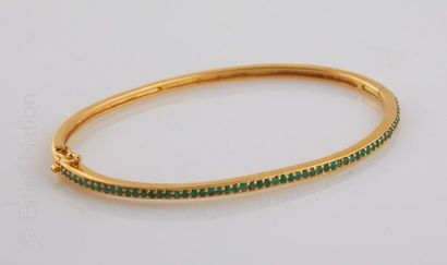 BRACELET EMERAUDES Bracelet jonc en argent doré (925/°°) serti d'une ligne de petites...
