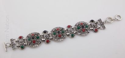 BRACELET ANNEES 1950 Bracelet en métal doré présentant 3 motifs articulés ajourés...