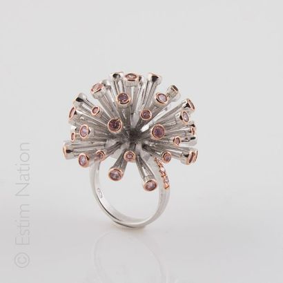 BAGUE ''FEU D'ARTIFICE'' Importante bague boule en argent (925/°°) hérissée d'épis...