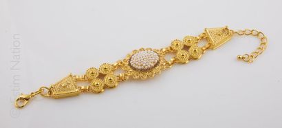 BRACELET ANNEES 1950 Bracelet en métal doré articulé ajouré rehaussé de pierres fantaisie....