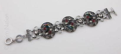 BRACELET ANNEES 1950 Bracelet en métal argenté présentant 3 motifs articulés ajourés...