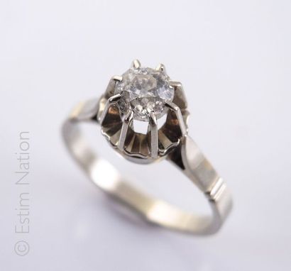 Bague solitaire Bague solitaire or gris 18K (750/°°) sertie d'un diamant taille ancienne....