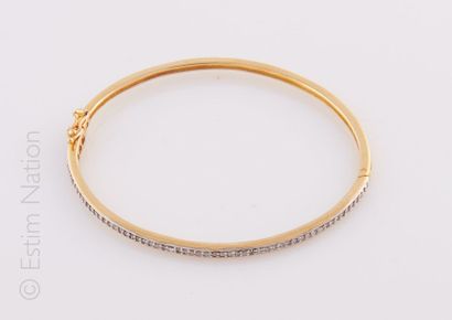 BRACELET JONC DIAMANTS Bracelet jonc en argent (925/°°) doré en partie pavé d'une...