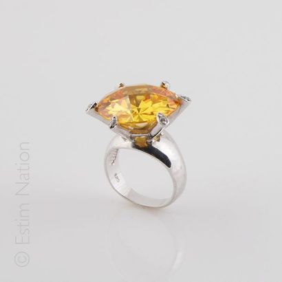 BAGUE FANTAISIE Bague en argent (925/°°) centrée d'une pierre de couleur jaune en...