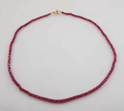 COLLIER RUBIS Collier composé de perles de racine de rubis facettées. Fermoir à cliquet...