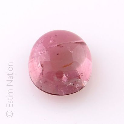 TOURMALINE Tourmaline rose en cabochon pesant 8,05ct environ. Long: 1,1 cm Large:...