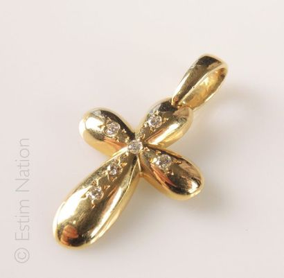 Pendentif croix diamants Croix en or jaune 18K 750/°° rehaussée de six petits diamants...