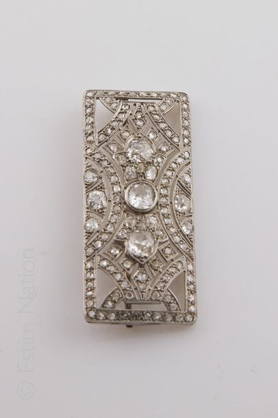 BROCHE ART DECO PLATINE OR ET DIAMANTS Broche plaque ajourée rectangulaire en platine...