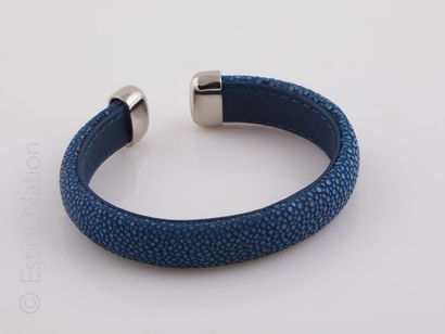 BRACELET GALUCHAT Bracelet jonc rigide gainé de cuir et galuchat bleu les extrémités...