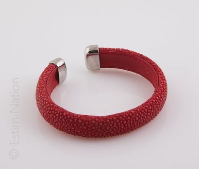 BRACELET GALUCHAT Bracelet jonc rigide gainé de cuir et galuchat rouge les extrémités...