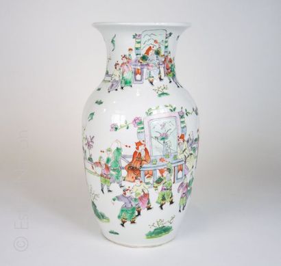 CHINE Vase de forme balustre en porcelaine à décor polychrome de personnages en extérieur....