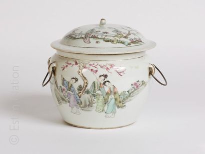 CHINE Pot couvert en porcelaine à 2 anses métalliques à décor polychrome et or de...