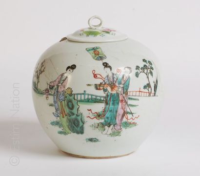 CHINE Vase boule couvert en porcelaine émaillée à décor polychrome de personnages...