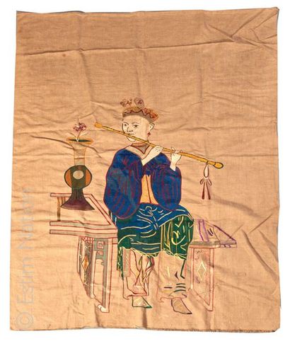 BRODERIE CHINOISE Textile brodé représentant un musicien assis


Dimensions 117 x...