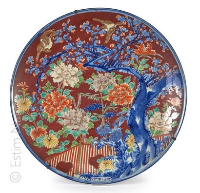 JAPON Grand plat en céramique émaillée à décor polychrome d'oiseaux et arbres en...