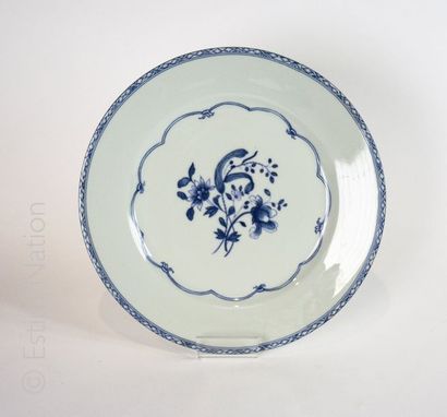 PORCELAINE DE PARIS Suite de 6 assiettes en porcelaine à décor imprimé bleu dit ''Vieux...