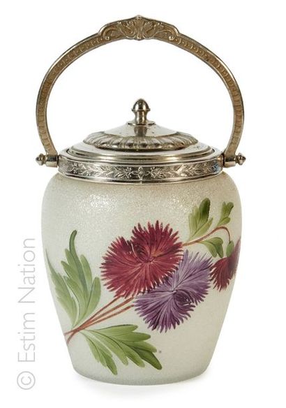 POT A BISCUIT Pot à biscuit en verre sablé à décor de fleurs rehaussées à la peinture....