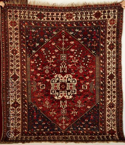 TAPIS ORIENT Tapis en laine à fond rouge à motifs géométriques. Dimensions: 190 x...