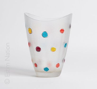Vase Vase en verre sablé à décor appliqué de pastilles de verre de couleurs. 


Ht:...