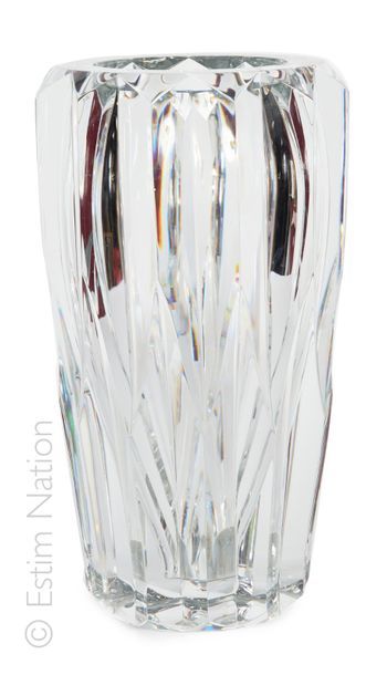 BACCARAT Important vase en cristal à pans. Signé sous la base BACCARAT. 


Ht: 37cm


(une...