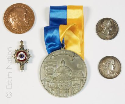 LOT DE MEDAILLES ET DECORATION Lot de médailles et décoration :


- 2 médailles en...