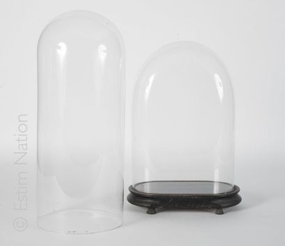 GLOBES VERRE Globe en verre ovoïde et son socle en bois noirci. Ht. Totale: 40cm....