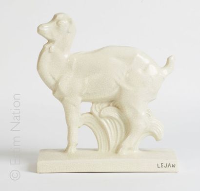 LEJAN, manufacture d'Orchies LEJAN (XXe siècle) Chèvre au museau dressé Sujet en...
