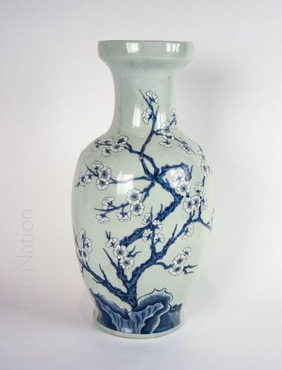 PORCELAINE DE PARIS Vase en porcelaine à fond bleu à décor peint et imprimé de fleurs...