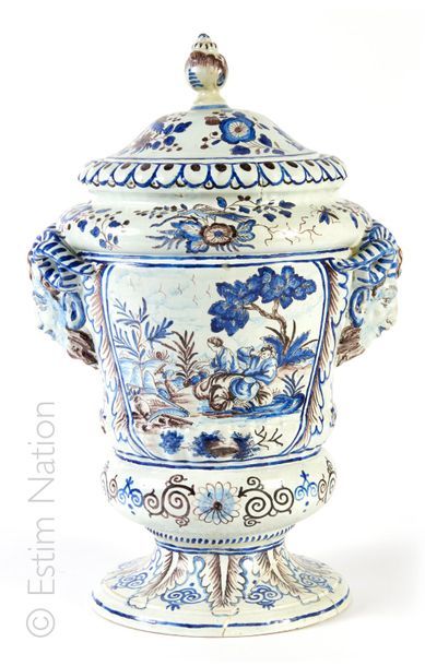 VASE COUVERT 19ème siècle Important vase couvert en faïence à fond bleu et manganèse...