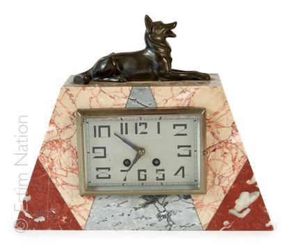 PENDULE ART DÉCO Pendule en marbre et métal à décor à décor d'un chien couché en...