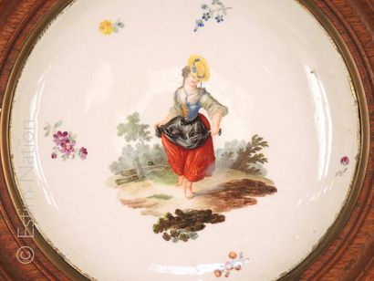 FRANKENTHAL Assiette en porcelaine à décor peint d'une femme coiffée d'un chapeau...