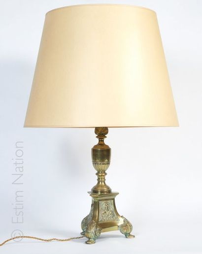 Lampe Lampe composée d'un élément de pique-cierge tripode en laiton ciselé à décor...