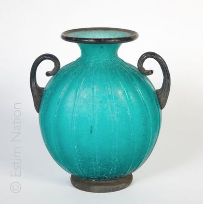 Vase Large vase à deux anses en pâte de verre couleur émeraude et noire 

signature...