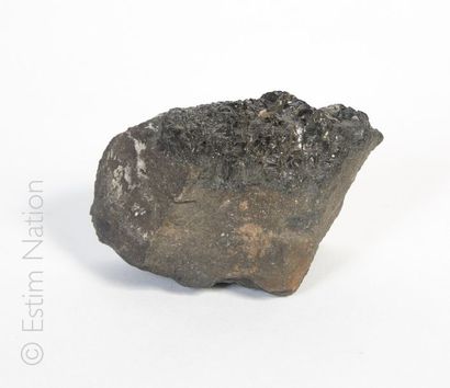 Météorite Fragment de météorite. 

Dimensions: 9 x 4.5 x 5cm 

Provenance: Breta...