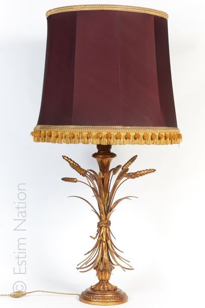 GRANDE LAMPE Grande lampe en bois sculpté et métal à patine dorée, le fût à décor...