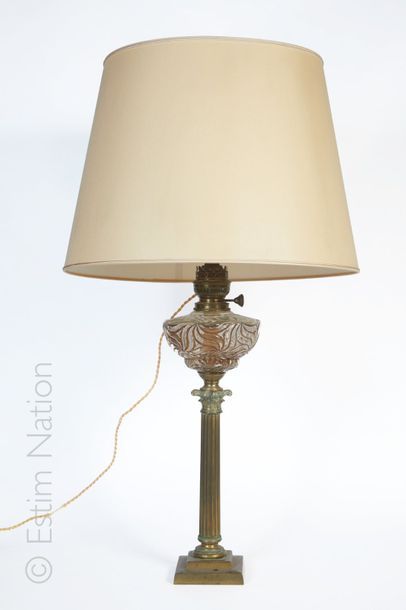 GRANDE LAMPE Lampe à huile en laiton et verre, le fût à décor de colonnes antiques,...