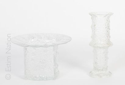 TIMO SARPANEVA (FINLANDE) Lot de deux vases en verre, monogrammés par l'artiste :...