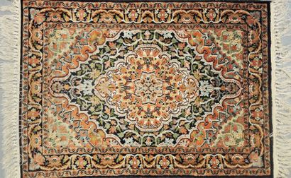 INDE Tapis en soie à fond orangé et à décor géométrique. 

Dimensions: 86 x 61cm