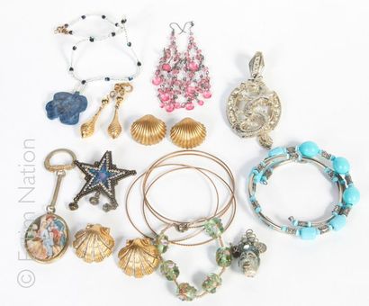 BIJOUX FANTAISIE Ensemble de bijoux fantaisie divers dont bracelets, médaillons,...