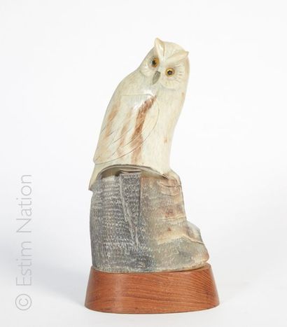 CHINE Corne sculptée d'un motif de chouette. Sur un socle en bois. 

Ht: 22cm en...