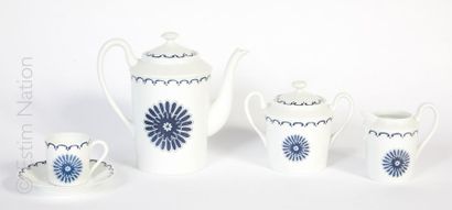 PORCELAINE DE PARIS Service à thé en porcelaine de Paris à décor "Ming bleu" comprenant...