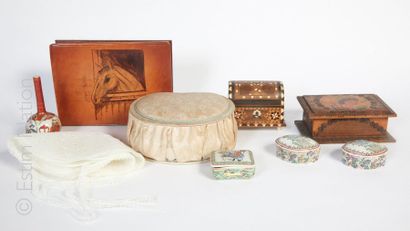 BOITES ET DIVERS Ensemble de boites diverses en bois, porcelaine (1 accidenté) .......